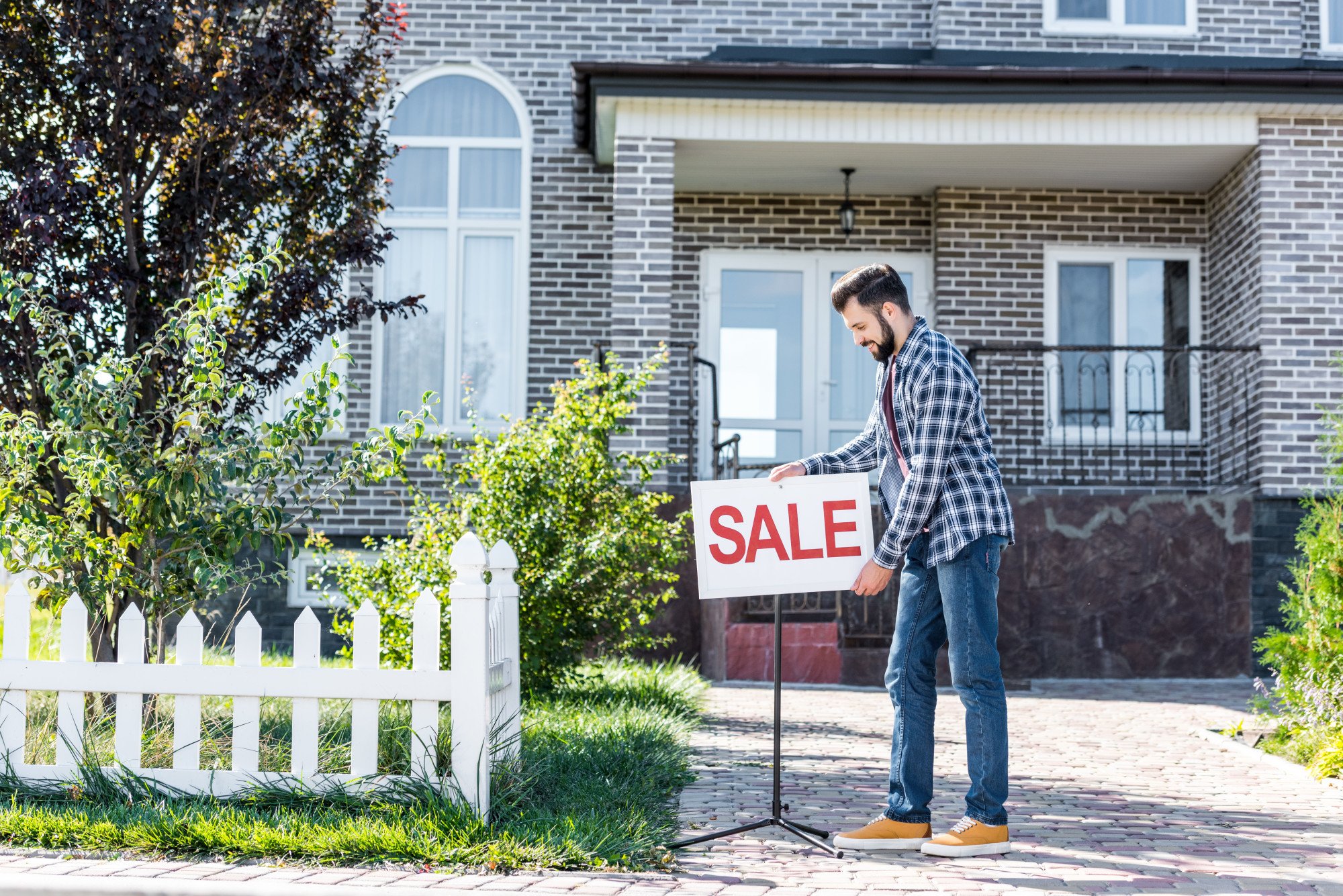 Cash Sales: What to Know About Selling a House for Cash